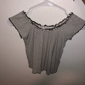 Off the shoulders cropped shirt